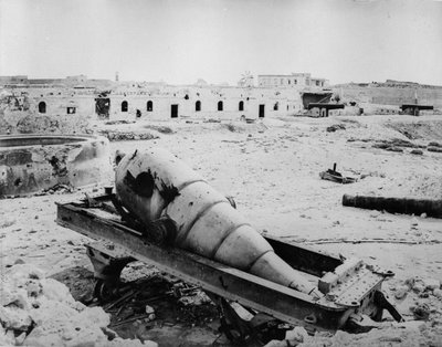 Ruïnes en artillerie in Fort Meks, 1882 door English Photographer